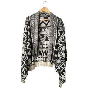 Trendy Geometrical Shrug Size Small for Women, warm and cozy